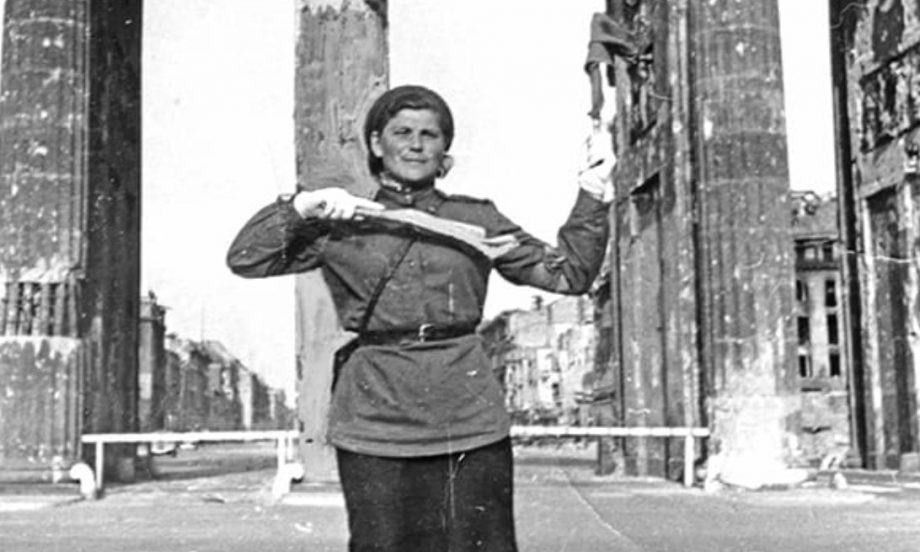 В 1945 Черчилль заметил в Берлине советскую регулировщицу. Судьба Марии ...