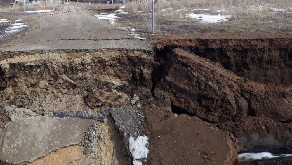     В селе Никольское Спасского района Татарстана два года назад провалилась грунтовая дорога из-за подмыва водопропускных труб. Все это время власти не могут починить полотно.