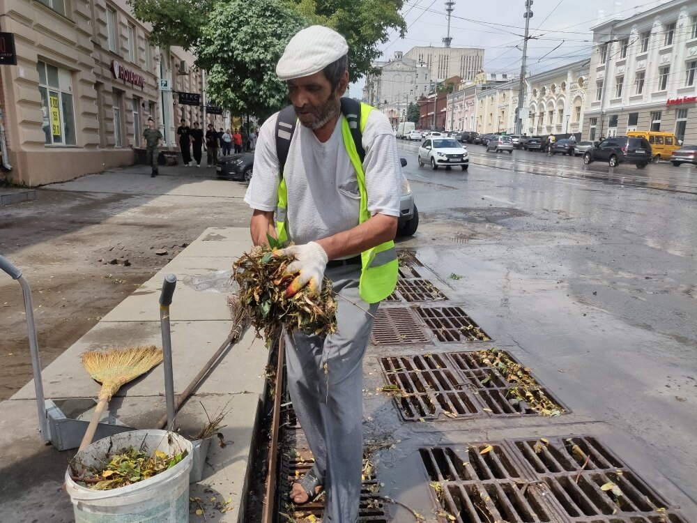    За пять лет работы на центральном участке Толик знает почти всех: полицейских, любителей абсента, городских сумасшедших, попрошаек и бездомных. Фото: АиФ-Ростов/ Светлана Ломакина