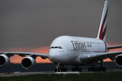    Самолет авиакомпании Emirates на взлетно-посадочной полосе аэропорта Домодедово. ©Кирилл Каллиников РИА Новости