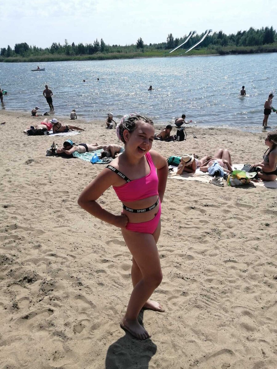 Сегодня тепло и можно искупаться в озере и позагорать 