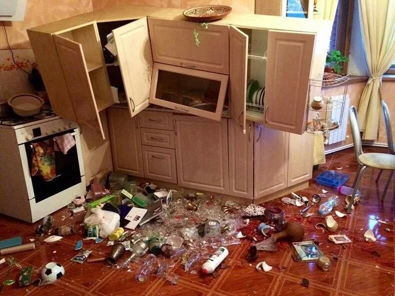 Последствия ненадёжного крепежа к стене