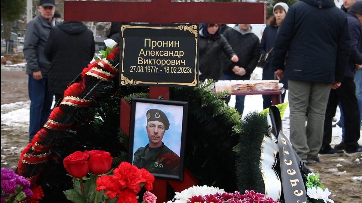    На могилу мужа Дженна выбрала его, как показалось женщине, самую «мужественную фотографию». Фото из личного архива героини