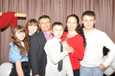 Анжела с мужем Вячеславом и детьми (слева направо): Мария, Виктория, Алексей, Даниил.