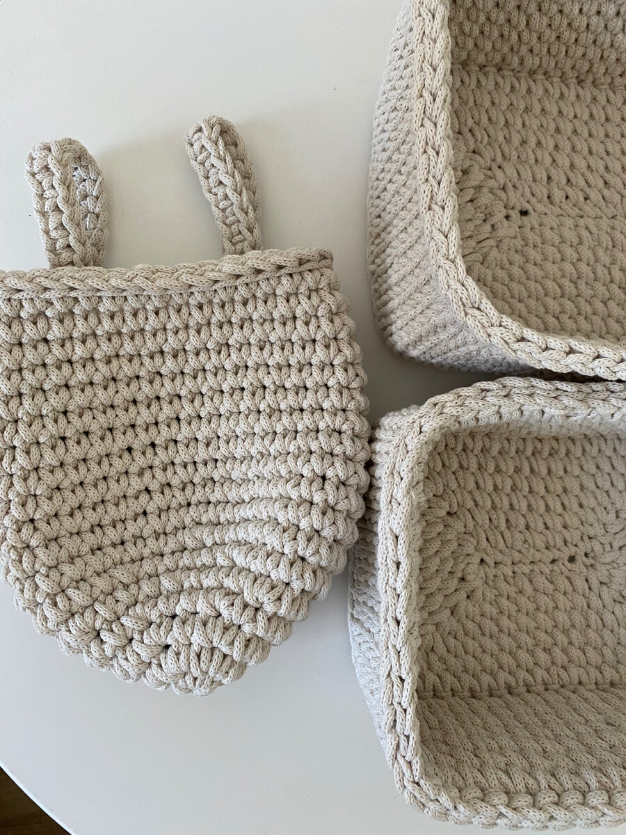 Подвесные корзины можно дополнить прямоугольными корзинами для хранения на комоде