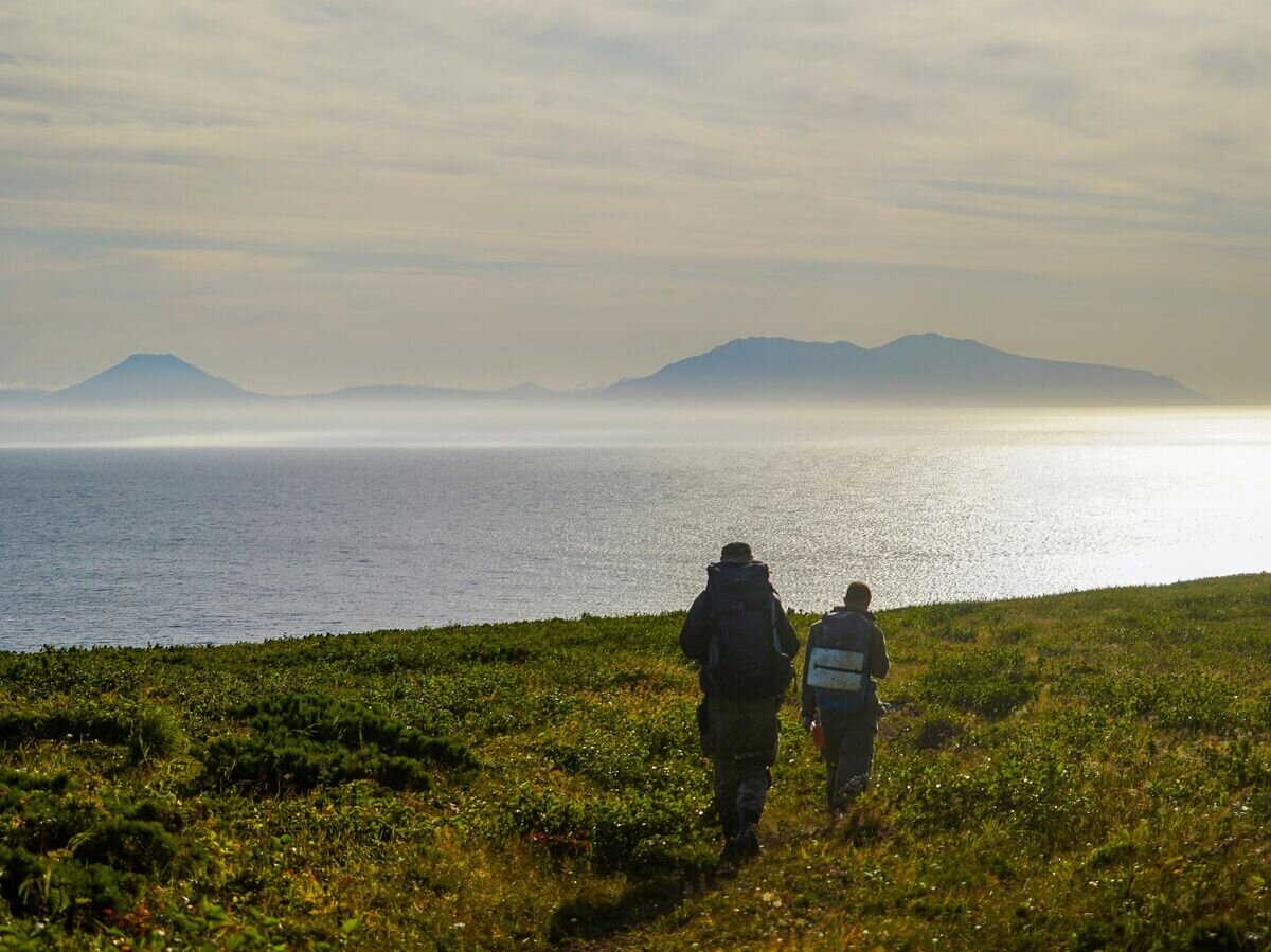    Вид на остров Итуруп с берега острова Уруп © РИА Новости / Данил Годлевский