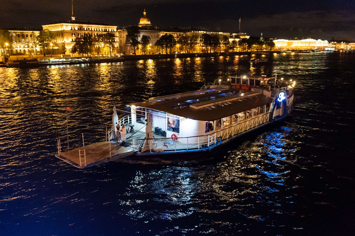 По ночной неве. Санкт-Петербург теплоход City Blues. Сити блюз теплоход СПБ. Теплоход-ресторан «Сити блюз». Двухпалубный теплоход СПБ.