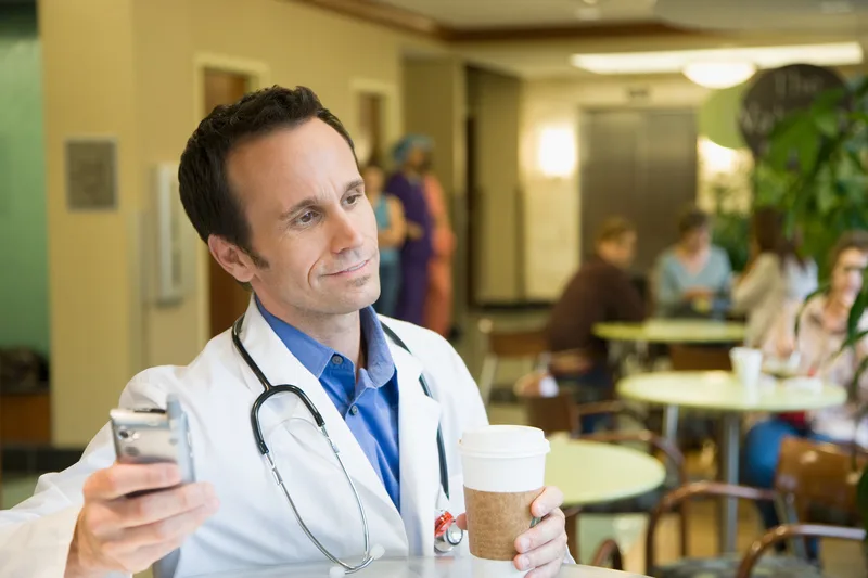 Доктор пьет воду. Доктор вода. Плакат пей мочу. Доктор пьет кофе. Кружка для врача.