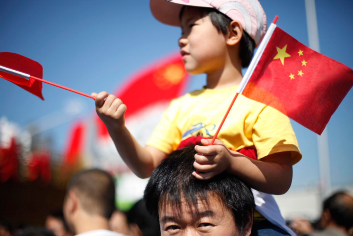 Проблемы страны китая. Китай люди. Китаец с флажком. Современные китайцы. Флаг Китая.