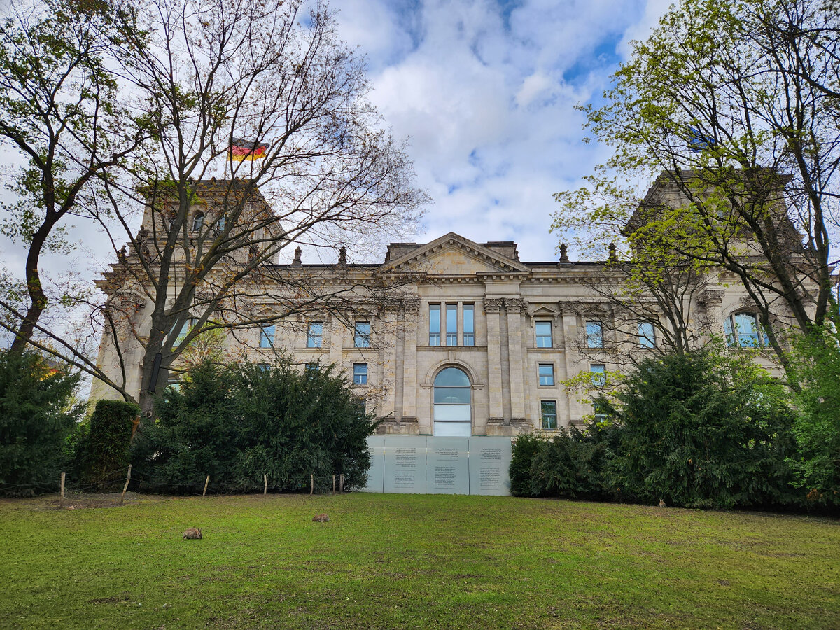 Кролики на фоне Рейхстага (Берлин, Германия)