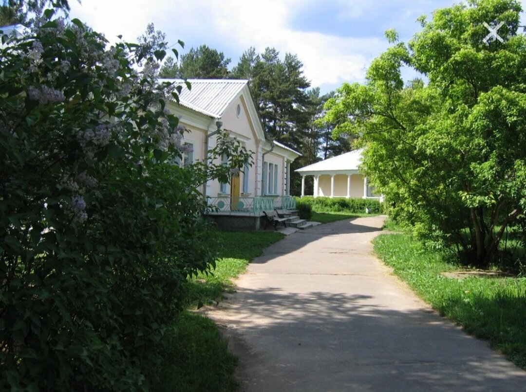 А где раньше был ГЦ, сейчас школа - пансионат " ДУБРАВУШКА"