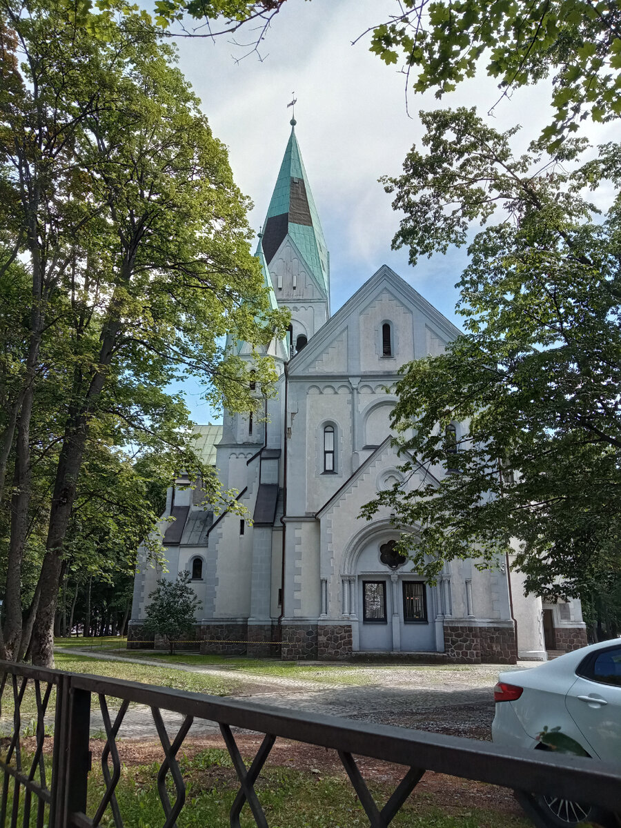 Кирха памяти королевы Луизы. После Второй Мировой войны остались только стены, здание восстановили, хотя дешевле и проще было всё снести. Сейчас внутри Областной театр кукол.