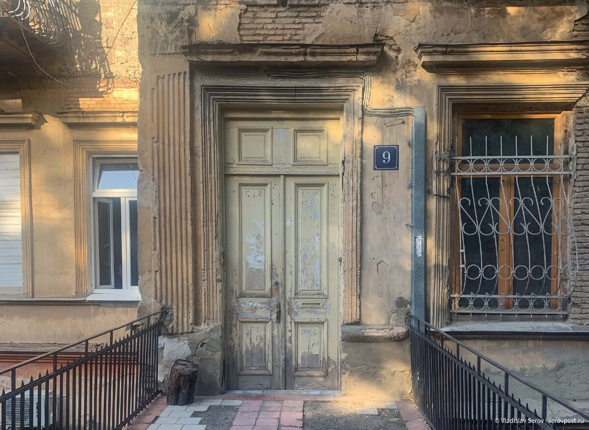 Вход в жилой дом Тбилиси