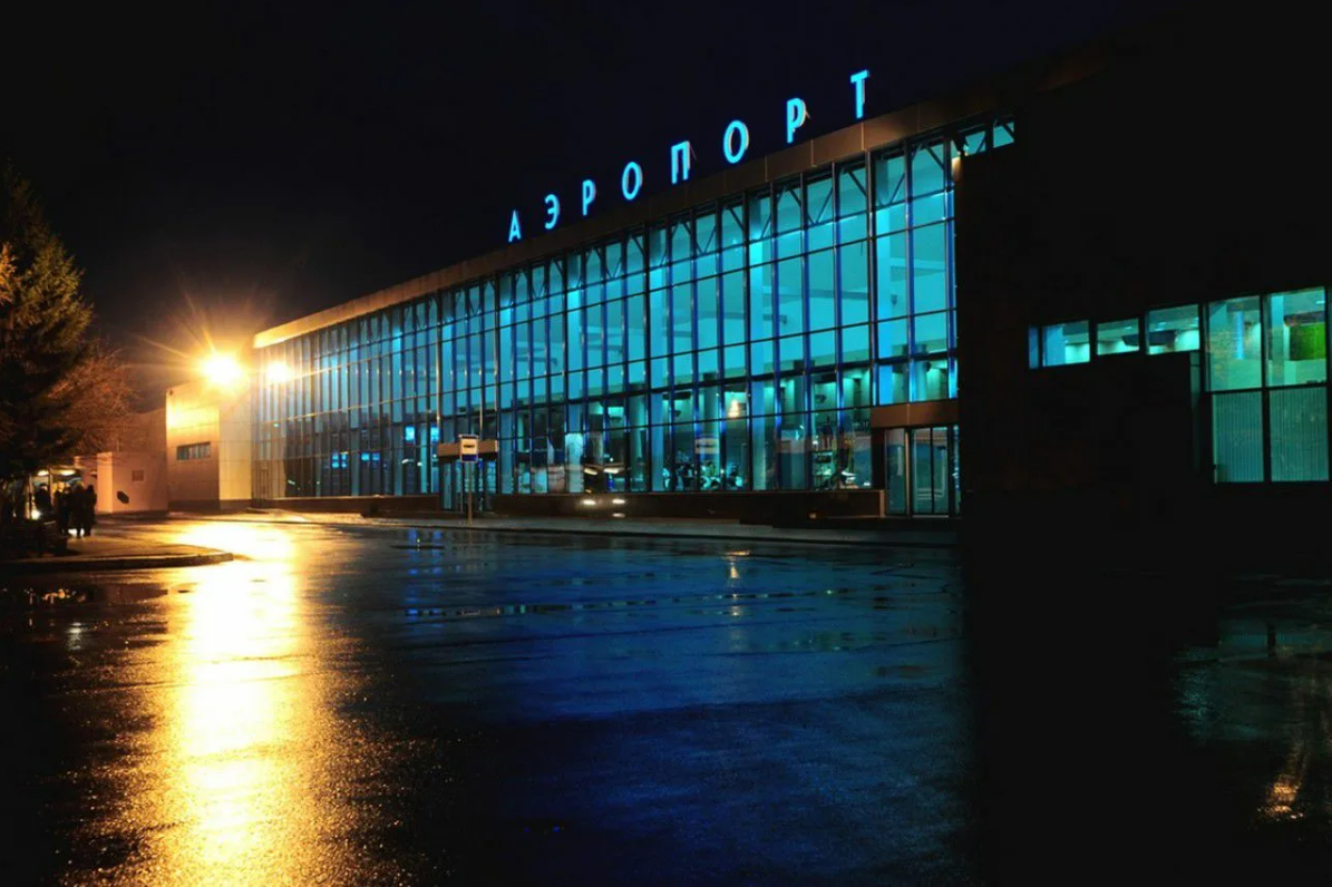 Омский аэропорт ночью