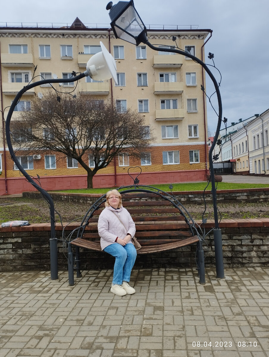 Фото автора. Скамейка влюбленных около городского ЗАГСа. Пришлось фотографировать друг друга, т.к. гуляли вдвоем с мужем 