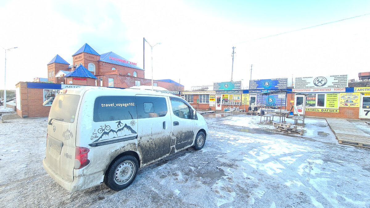 остановились возле торговых рядов