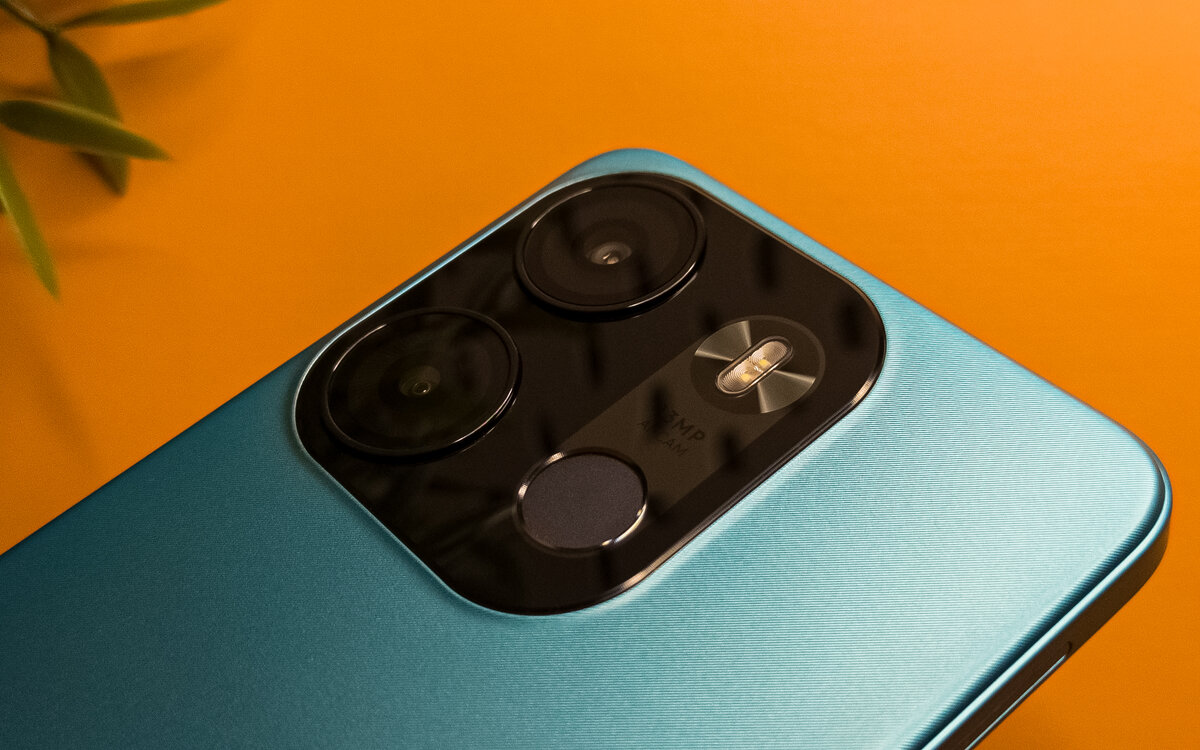 А вот основной блок камер глянцевый. В нем же скрыт и сканер отпечатков