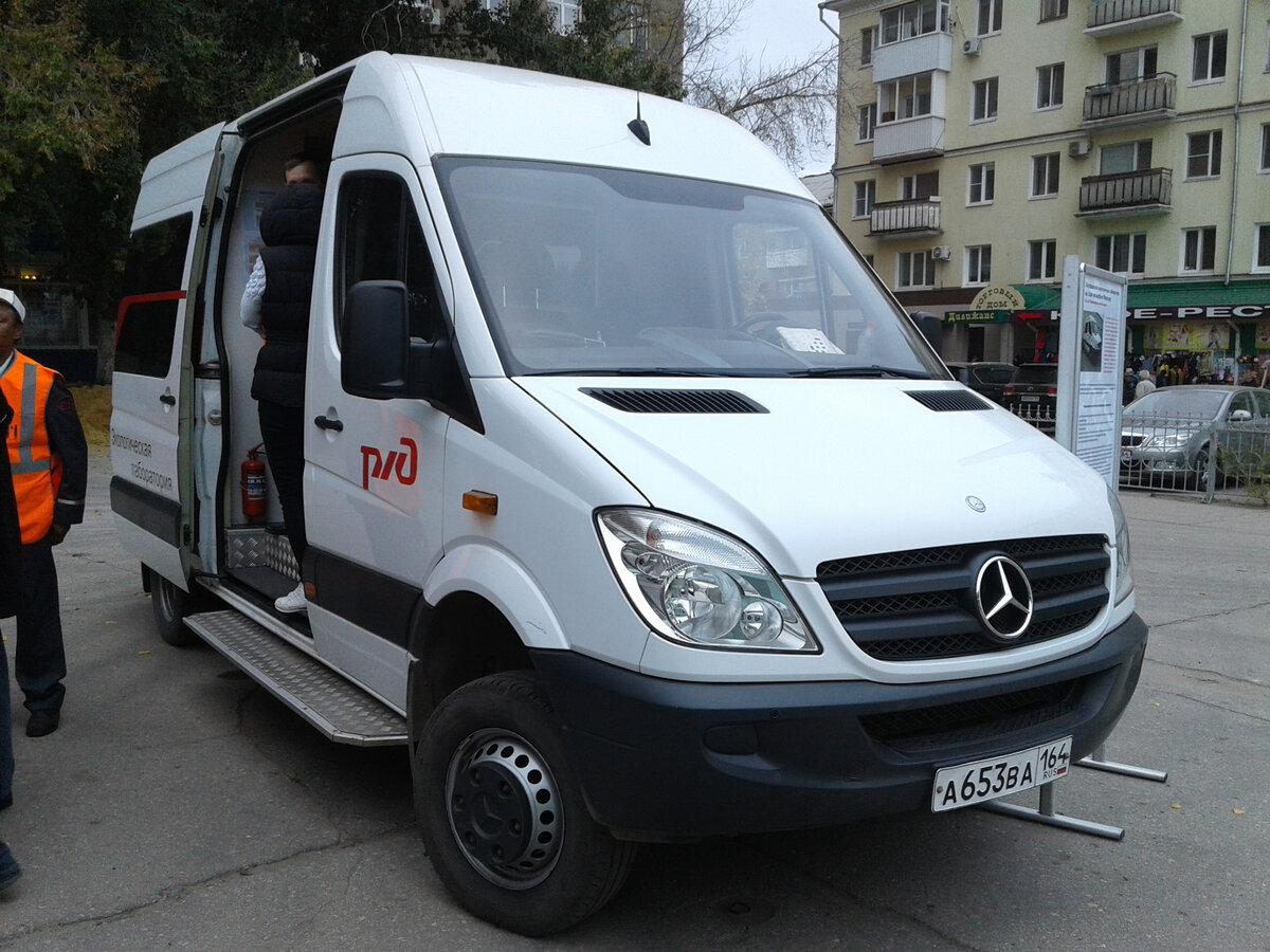 Ж.-д. станция "Саратов-1-Пассажирский". Экологическая лаборатория ОАО "РЖД" на базе микроавтобуса "Mercedes Benz-Sprinter". (Фото автора).