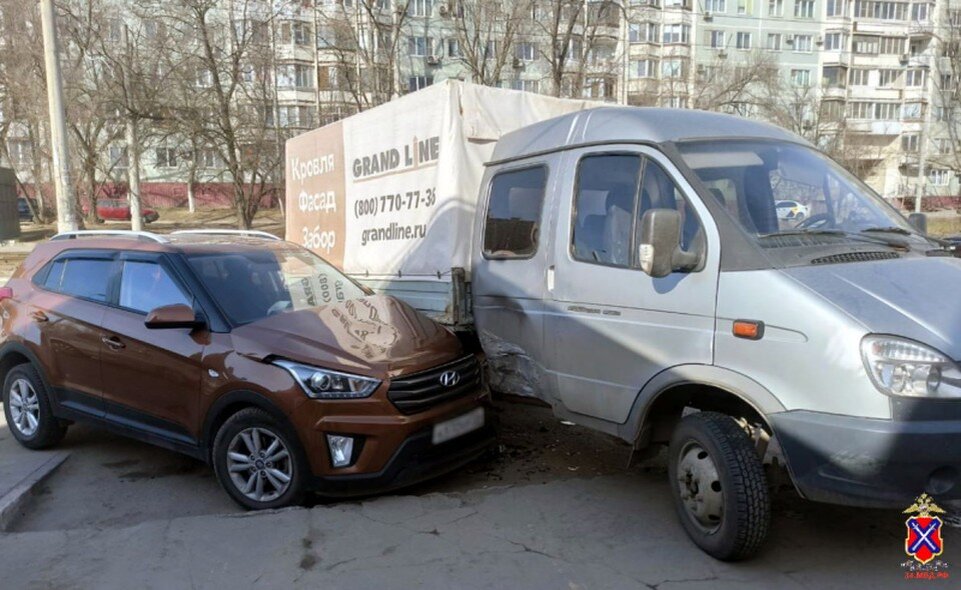     Троим из иномарки понадобилась помощь медиков.  ГУ МВД по Волгоградской области