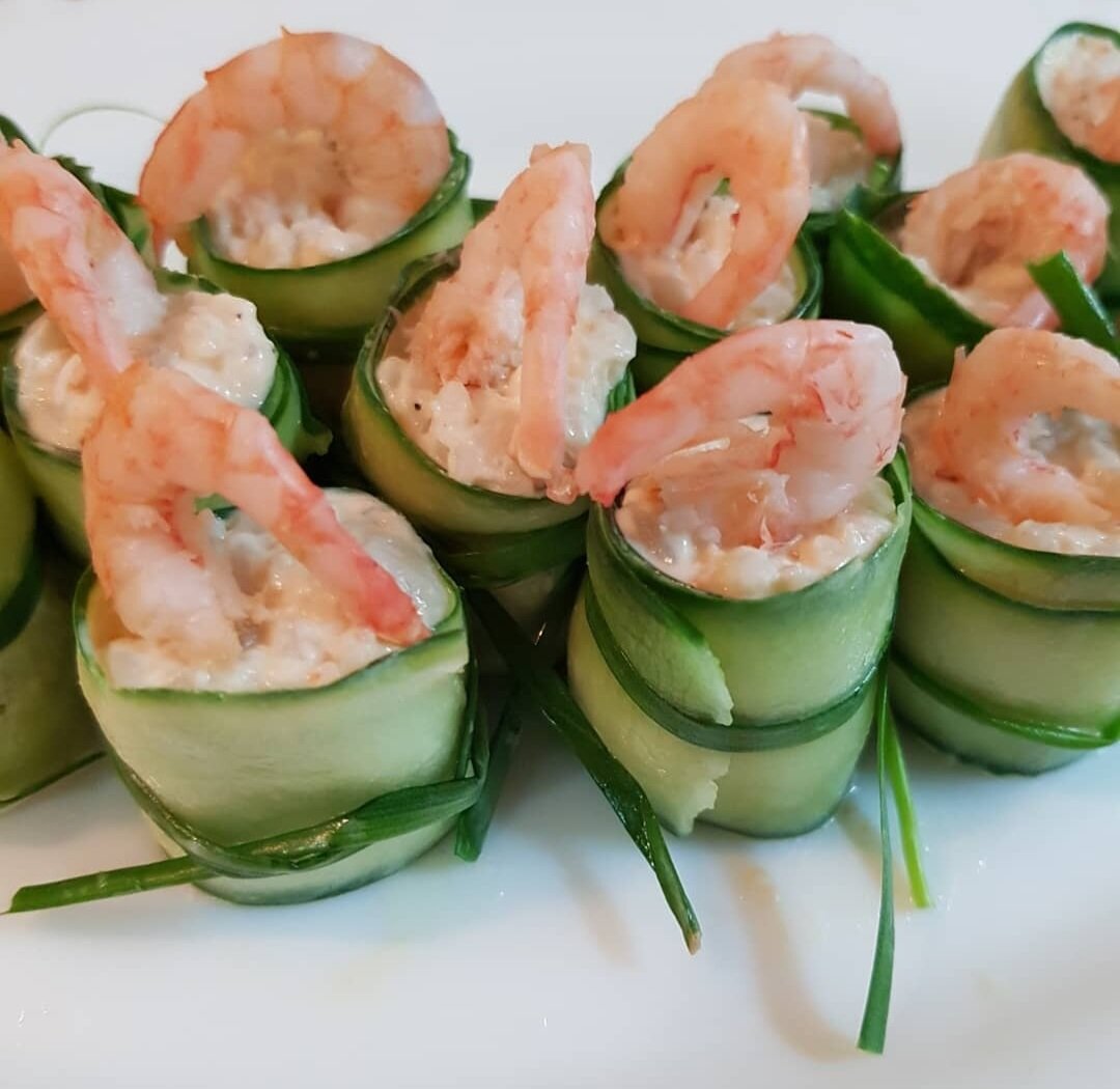 Огуречные роллы с креветками. 🌽рис
🥒длинный салатный огурец
🥒яйцо
🎏креветки
🥒чеснок
Майонез/несладкий йогурт
Соль, перец по вкусу.
Яйца, рис и креветки отварить. Креветки и яйца очистить. Мелко порезать. Несколько штук оставить для украшения.