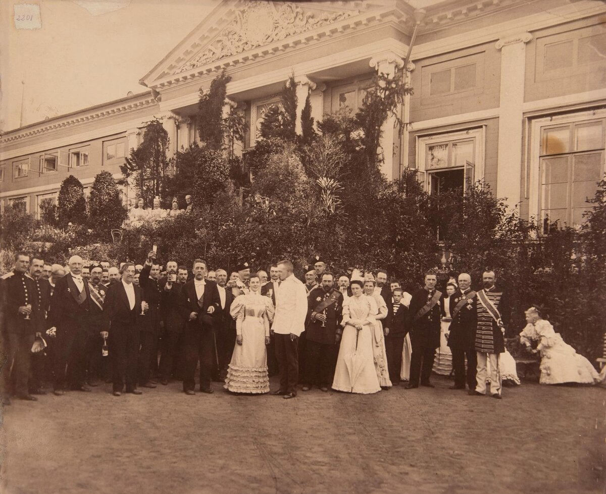 1894 год, усадьба Кусково. Свадьба графини А.С. Шереметевой с А.П. Сабуровым. 
Справа от молодоженов - хозяин усадьбы, граф Сергей Дмитриевич. Его супруга - на балконе (крайняя слева).