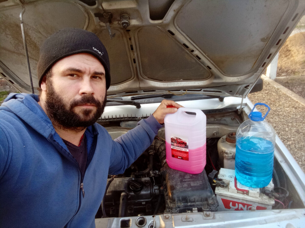 По дороге на море резко начал подтекать антифриз. Заехал на АЗС, купил ...