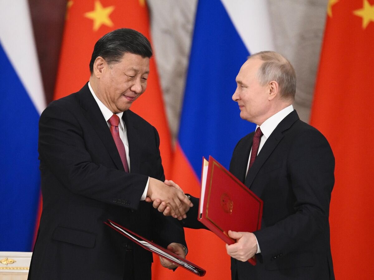    Президент РФ Владимир Путин и председатель КНР Си Цзиньпин на церемонии подписания совместных документов об углублении отношений и направлениях сотрудничества до 2030 года© РИА Новости / Владимир Астапкович