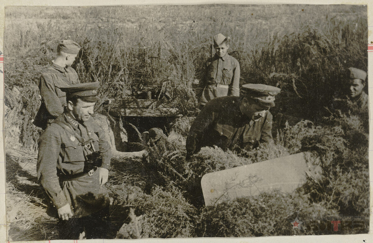 Воины 37-й гвардейской стрелковой дивизии". Командир дивизии Жолудев Виктор Григорьевич и гвардии полковой комиссар Щербина Пётр Васильевич проверяют огневые позиции перед наступлением. Август, 1942 г. 