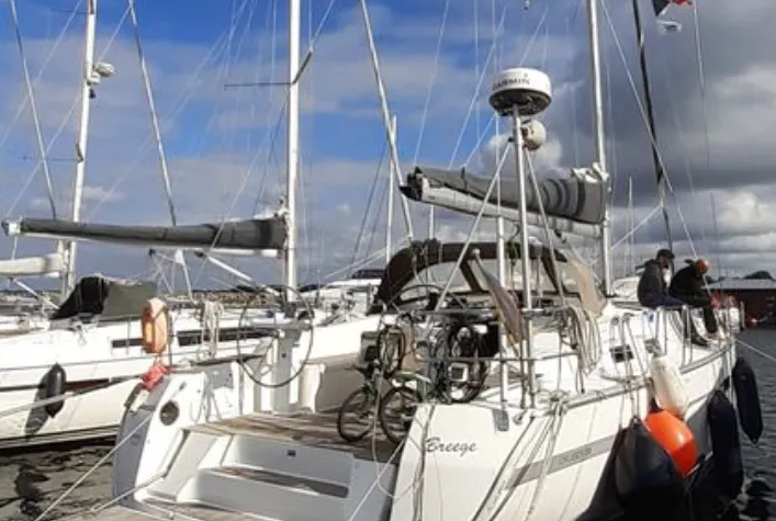 Яхта Андромеда, готовая к проведению эксперимента с обедненным ураном. 