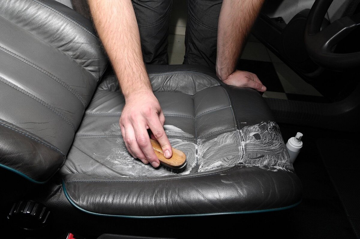      В рамках чистки салона автомобиля и борьбы с запахом стоит также почистить кожаную обивку, желательно с помощью профессионального чистящего средства для кожи и щетки с мягкой щетиной