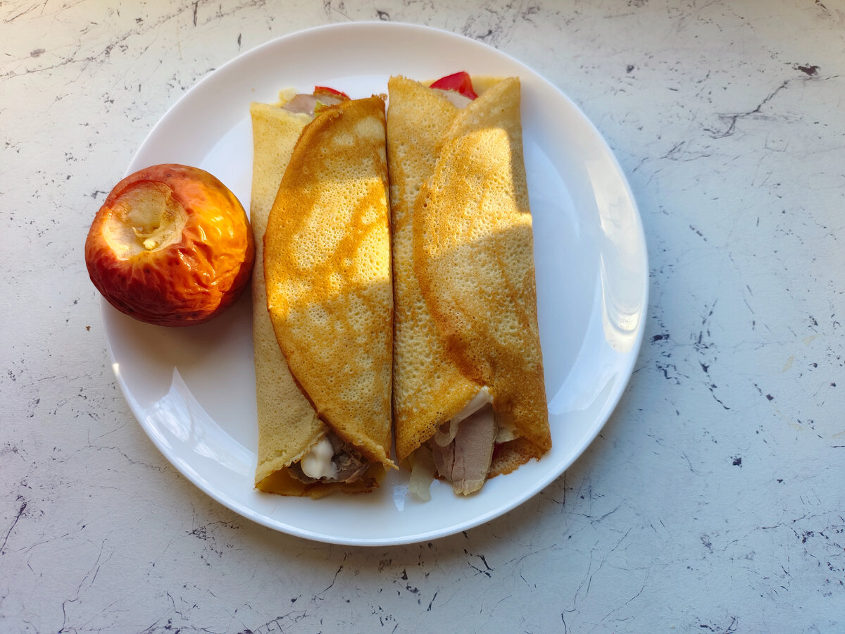 Блинчики с мясом и сыром,яблочко