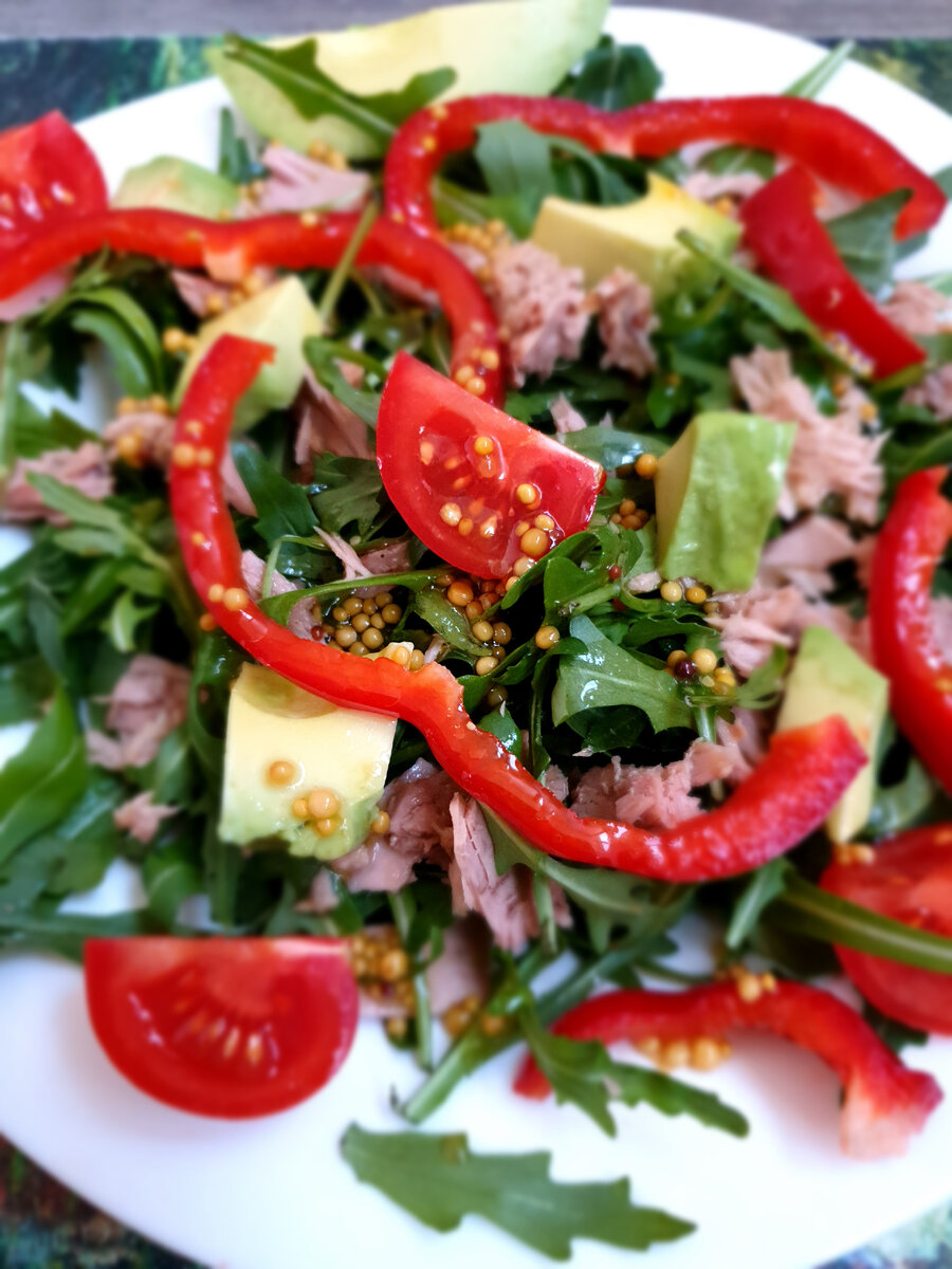 Мне очень нравятся блюда с тунцом. Самое известное блюдо с этой рыбкой -  это салат "нисуаз". Предлагаю вам приготовить некую вариацию этого салата.