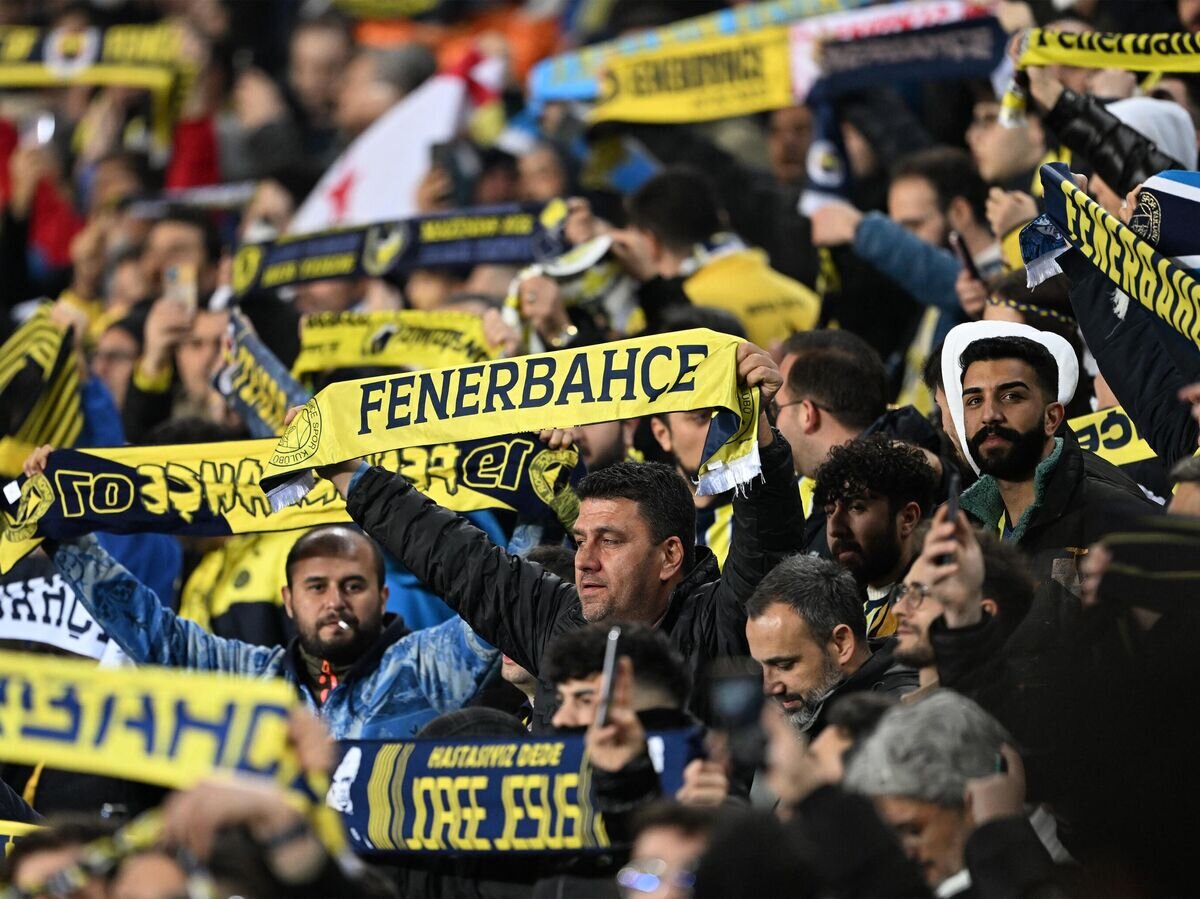    Болельщики "Фенербахче"© AFP 2023 / OZAN KOSE