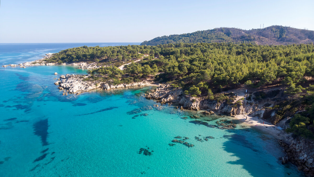 <a href="https://ru.freepik.com/free-photo/aegean-sea-coast-with-blue-transparent-water-greenery-around-rocks-bushes-and-trees-view-from-the-drone-greece_12311362.htm#query=%D0%B3%D1%80%D0%B5%D1%86%D0%B8%D1%8F&position=6&from_view=search&track=sph">Изображение от frimufilms</a> на FreepikАля 