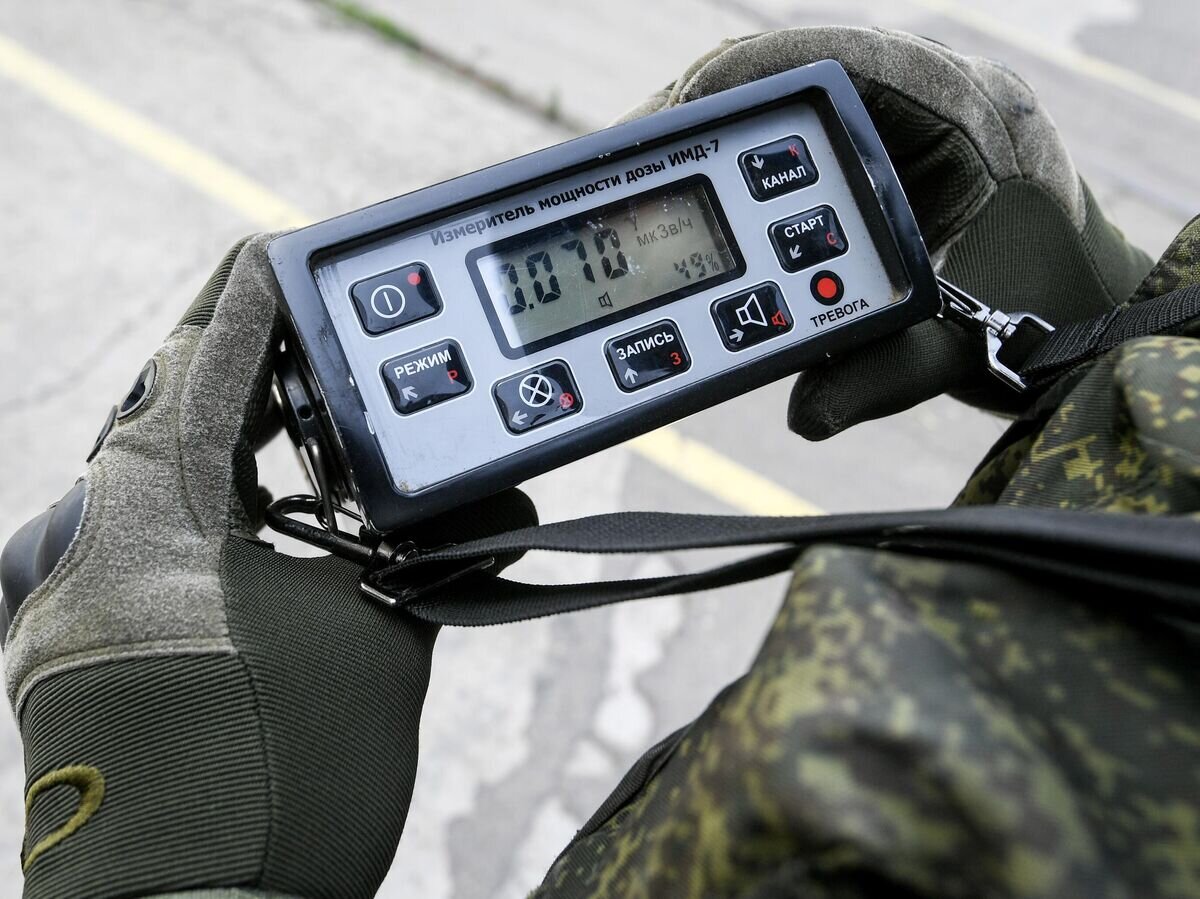    Военнослужащий ВС РФ замеряет уровень радиации на Запорожской АЭС в Энергодаре© РИА Новости / Константин Михальчевский