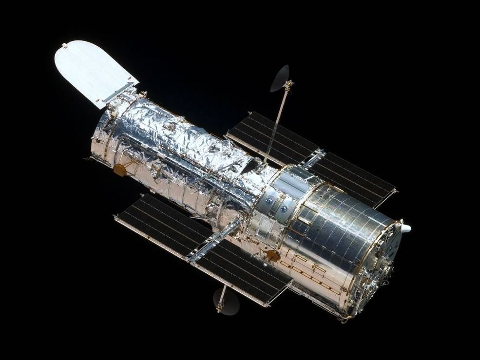      Космический телескоп NASA "Хаббл". Фотография была сделана во время пятой миссии по обслуживанию обсерватории в 2009 году. Высота над Землёй почти 600 км.