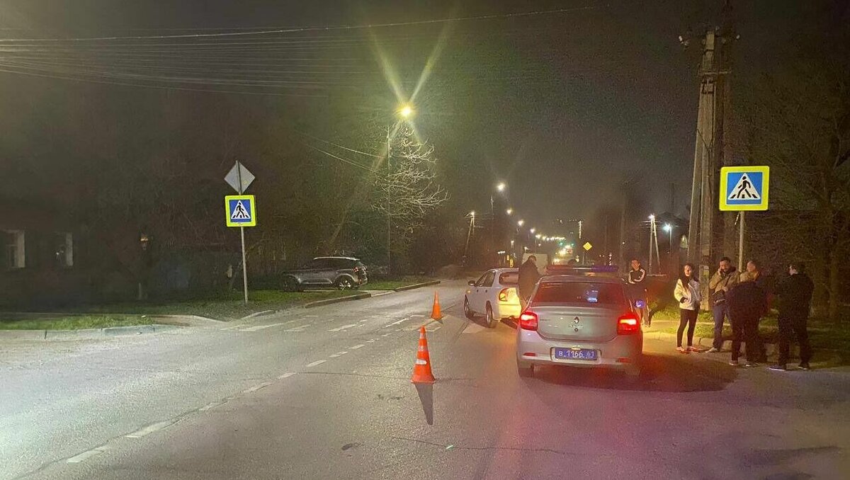     В Ростове трое детей попали под колеса автомобиля, переходя дорогу в темное время суток по пешеходному переходу, подробностями поделились сотрудники ГИБДД.