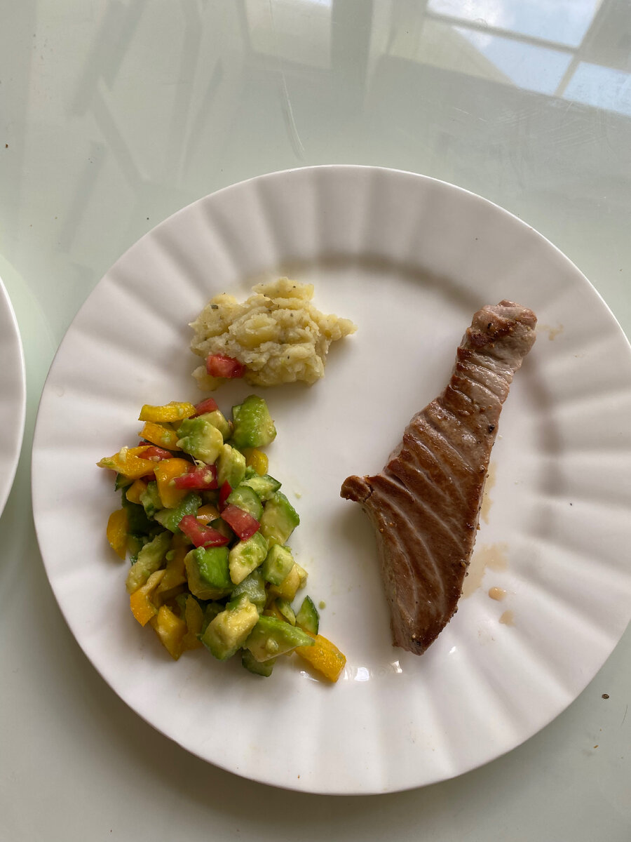 Стейк тунца с салатом