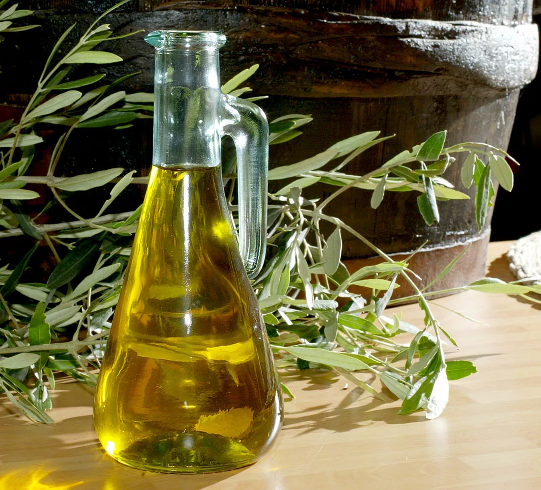 Производство оливкового масла. Оливковое масло. Оливковое масло Италия. Оливковое дерево маслом. Оливковое масло в древности.