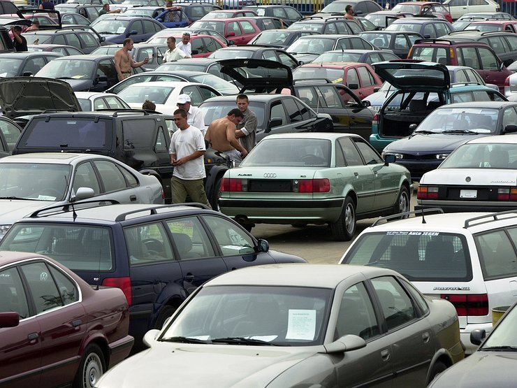 Авторынок 90-х. Утверждают, что здесь зародилось «правило трех Ф». Фото с сайта picabu.