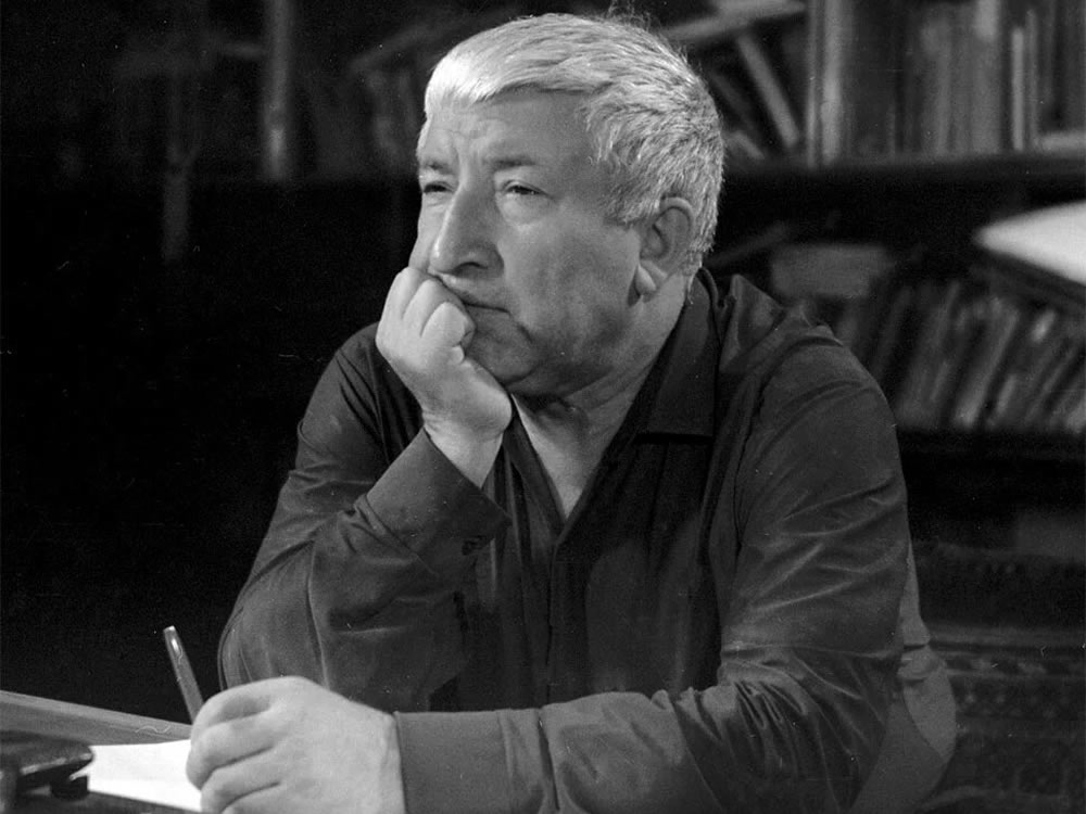 Расул Гамзатов (8 сентября 1923 — 3 ноября 2003) — выдающийся аварский поэт, прозаик, публицист, советский и российский общественный и политический деятель, переводчик.