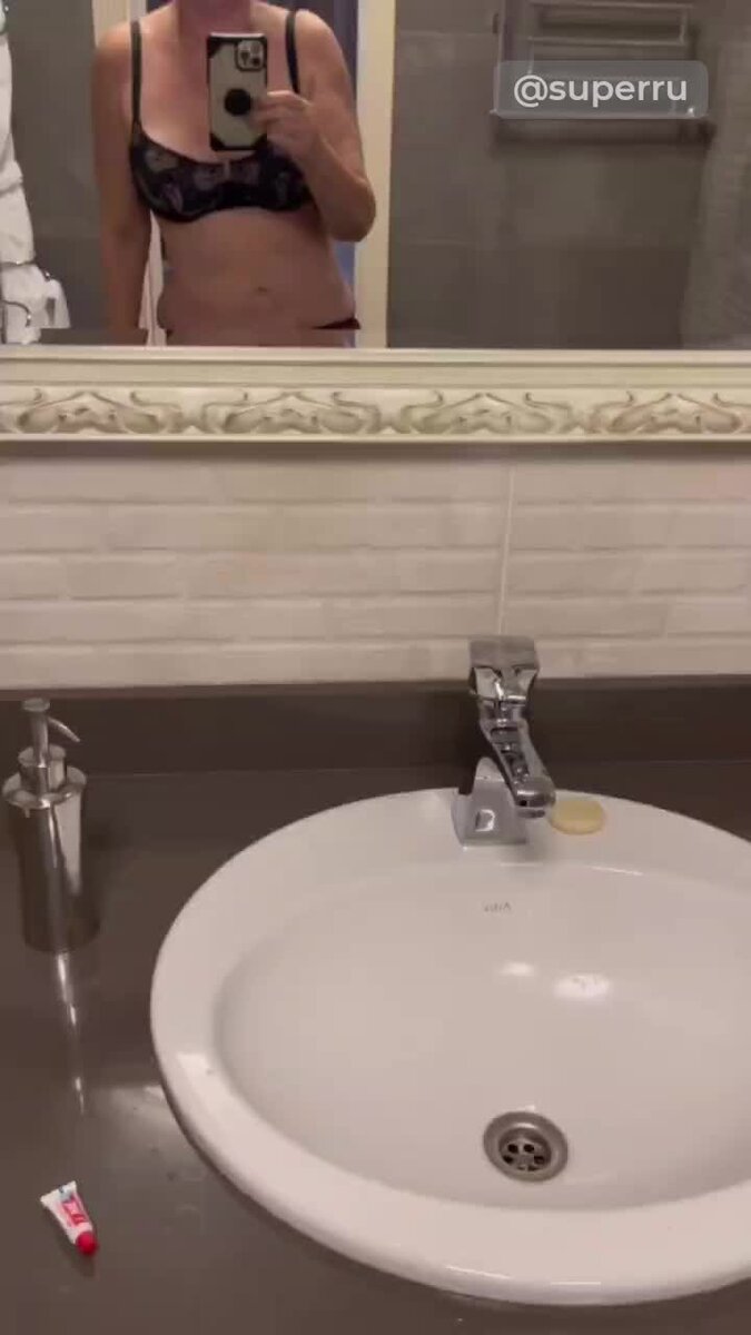    Лолита честно показала фигуру в белье Видео: Инстаграм (запрещен в РФ) @lolitamilyavskaya