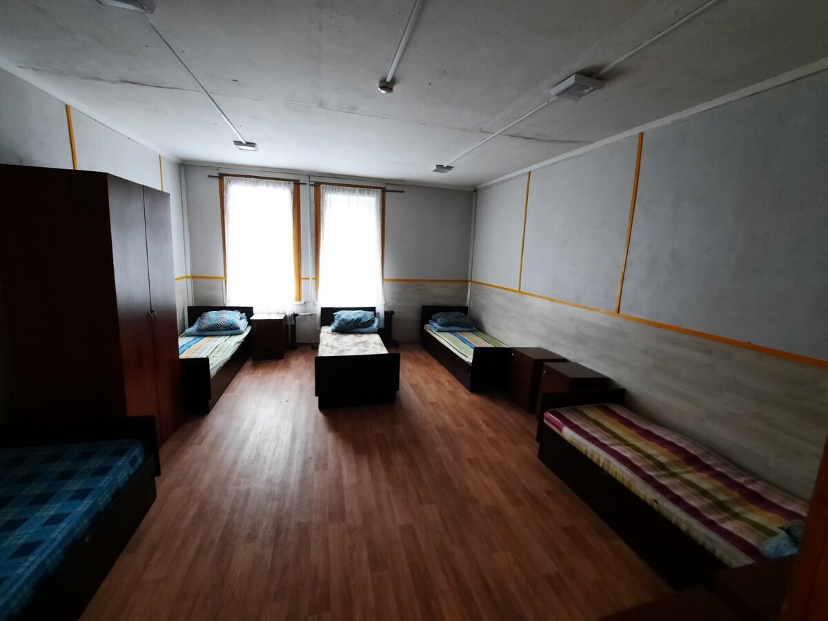 Занять кровать у окна считалось большой удачей. 