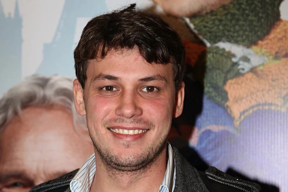 Шамиль некоторое время уклонялся от разговоров, касающихся политики