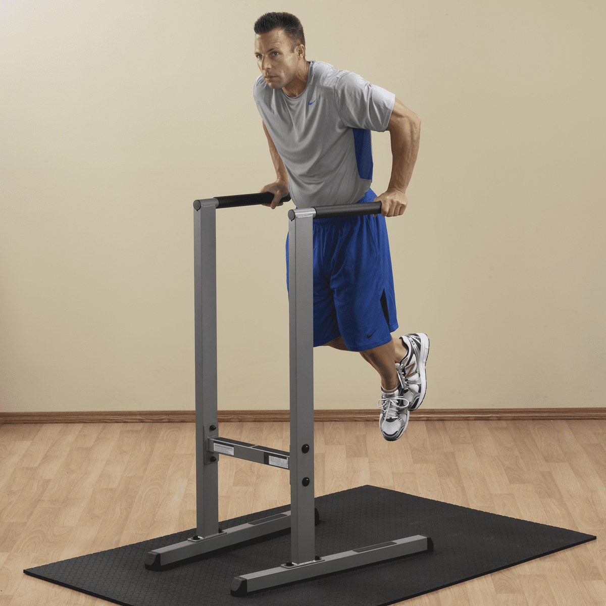 Отжимания на брусьях 