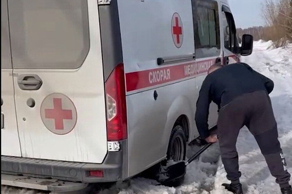     Водитель откапывал машину. Фото: скриншот из видео "АСТ-54"