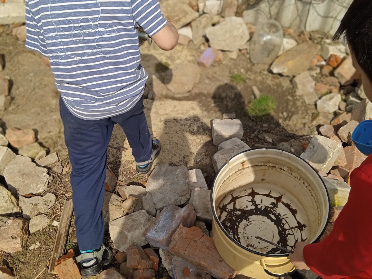 В кастрюле - черви.