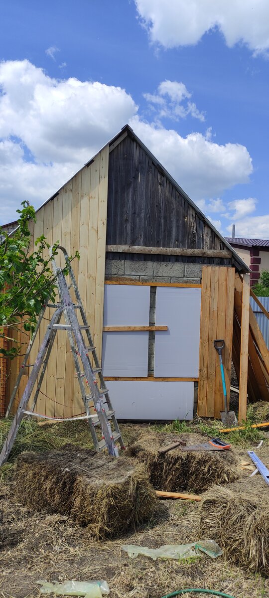 Заодно строитель закрыл нам неприглядную зону чердака. До этого мы обшивали только пеноблоки, выглядело некрасиво.