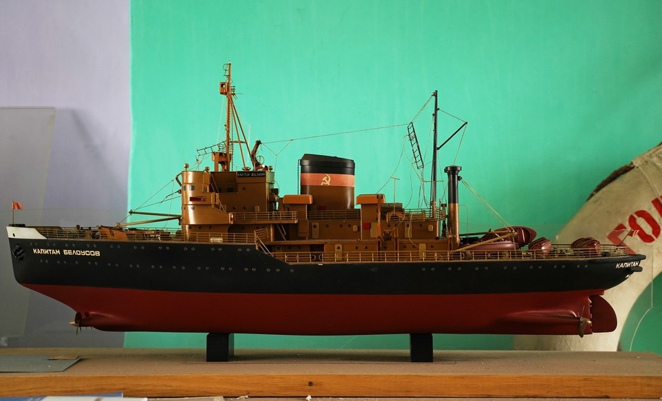     Модель дизель-электрического ледокола «Капитан Белоусов». Прототип был построен в 1953 году на Хельсинкской верфи «Вяртсиля». Одна из немногих доживших до наших дней морских машин Азовского морского порта Александр ИВАНОВ