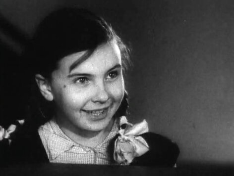 Катя Скворцова, сыгравшая маленькую Зою, в кино больше не снималась.  